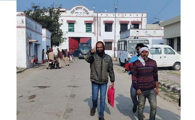 Kerala journalist Siddique Kappan walks out of Uttar Pradesh jail on bail  - Sakshi Post