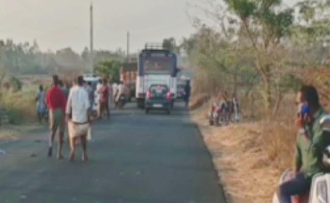 Srikakulam: Speeding Truck Runs Over Women Workers In Amadalavalasa - Sakshi Post