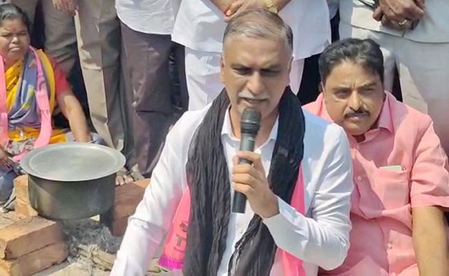 Finance Minister T Harish Rao BRS Leaders Stage Protests Against Cooking Gas Price Hike Across Telangana - Sakshi Post