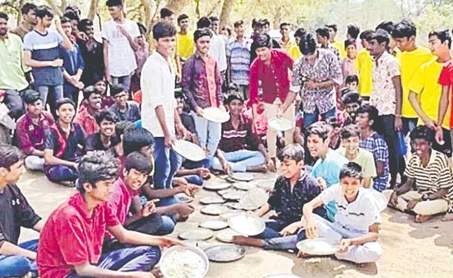 Dharamsagar BC Welfare Hostel Students Protest Over Poor Food Quality - Sakshi Post