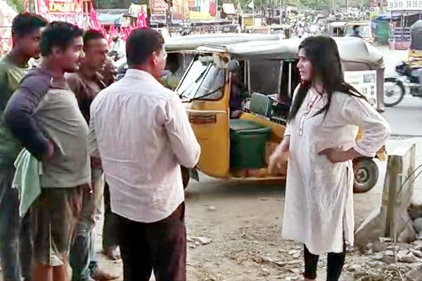 Jagtial:Drunken Lady Attacks Auto Driver With Stones - Sakshi Post