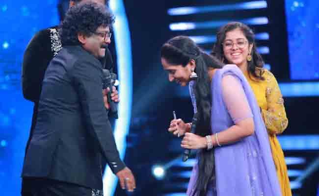 Telugu Indian Idol 2: Soujanya Bhagavathula Wins Chandrabose's  ‘Oscar Pen’   - Sakshi Post
