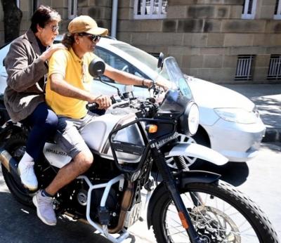  Mumbai: Amitabh Bachchan Takes Bike Ride With Stranger To Reach Sets On Time - Sakshi Post
