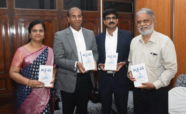 Left to right: Satya Priya BN, Fact Checker, Justice B Vijaysen Reddy, Telangana High Court, Sudhakar Reddy Udumula, Senior Journalist, Prof. Stevenson, Dean Osmania University - Sakshi Post