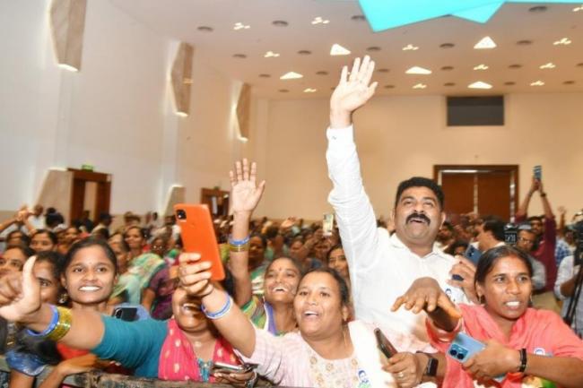CM Jagan Scores Big Win for Andhra Weavers, Inks E-commerce Deals to Revolutionize Handloom Industry memantha-siddham-bus-yarra-Sakshi Post